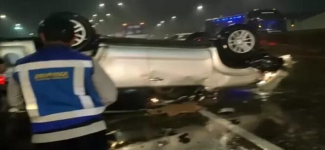 
					Mobil yang di tumpangi 5 Kepala desa usai demo apes kecelakaan. (Foto: NTMC Polri)