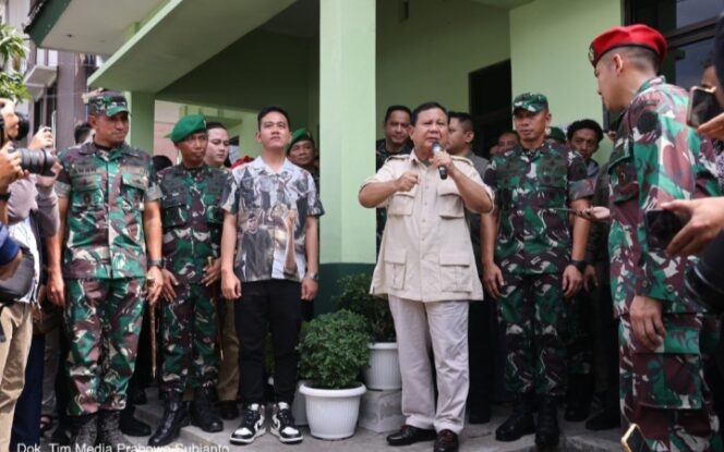 
					Prabowo Subianto saat tiba di Solo memberikan sepeda Motor untuk Babinsa. (FOTO: Menhan RI