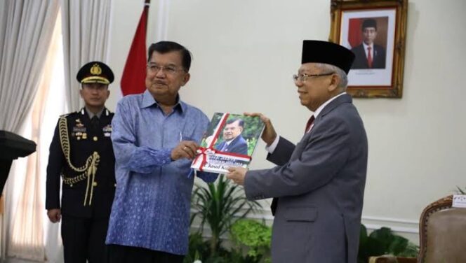 
					Ma'ruf Amin saat foto bersama dengan Jusuf Kalla. (Foto: sekretaris Kabinet)