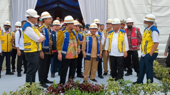 
					Menteri PUPR Saat Melakukan Peresmian pembangunan Jalan Tol Probolinggo- Banyuwangi. (Foto: Menteri PUPR)