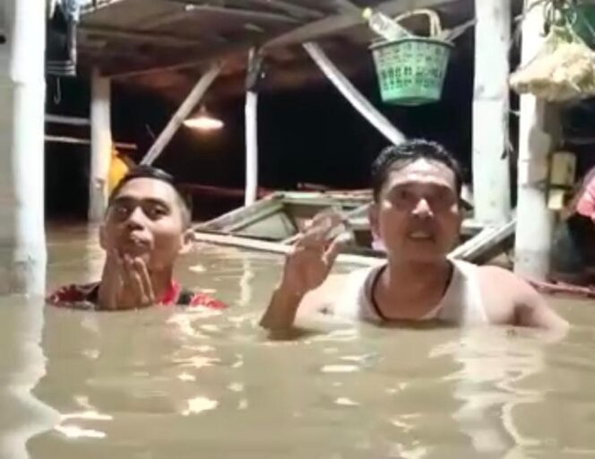 
					Screenshot video salah satu warga Desa Bayeman yang terdampak banjir. (Foto: Ilustrasi)