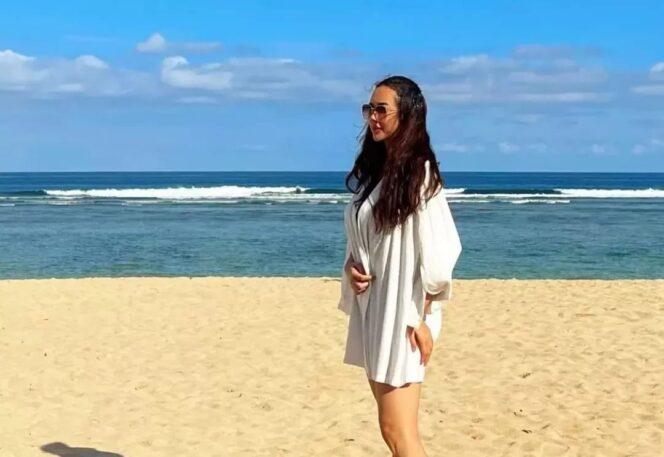 
					Body Goals Saat Berlibur di Objek Wisata Pantai. (Foto: Ig @aurakasih)