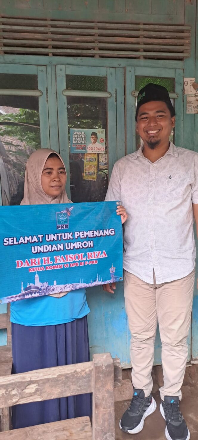 
					Saat Ibu Nima berfoto dengan Tim Relawan H. Faisol Riza saat memberikan undian hadiah berupa umroh gratis. (Foto: SRI)