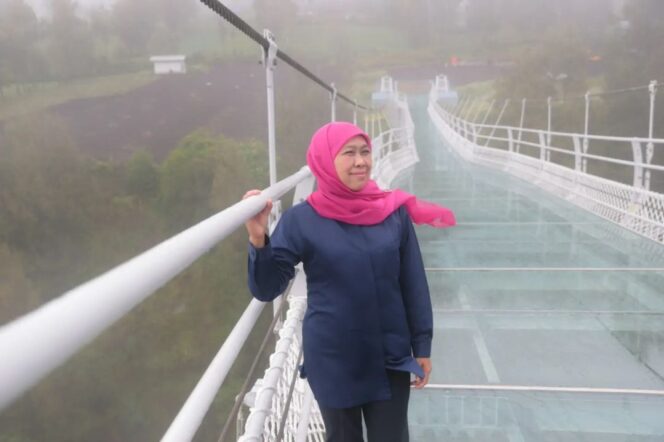 
					Khofifah Indar Parawansa saat tinjau Jembatan kaca Seruni Point'. (Foto: Ig @khofifah.ip)
