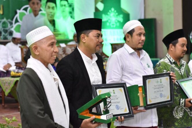 
					Penghargaan yang di serah oleh PCNU Kota Kraksaan terhadap Empat Muasis Pendiri NU. (Foto: Istimewa)