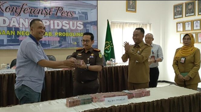 
					Saat Kejaksaan Negeri Mengembalikan sisa Anggaran. (Foto: Kejari Kabupaten Probolinggo)