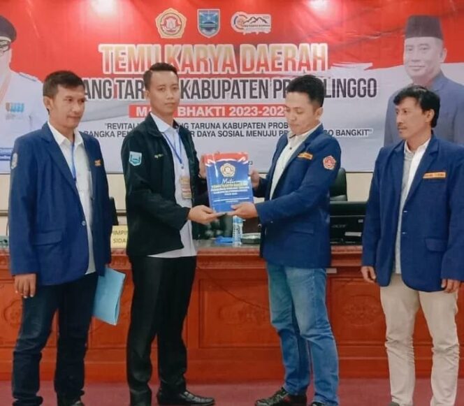 
					Sigit Wilda Hartono saat berjabat tangan. (Foto: Pemkab Probolinggo)