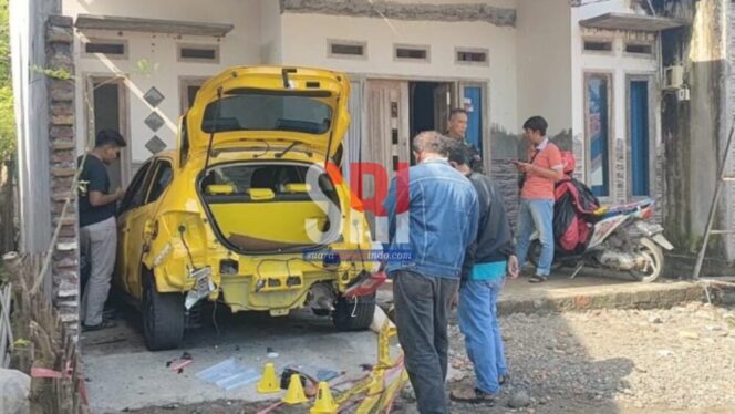 
					Rumah Kepala Desa Kedungrejoso Probolinggo Dibondet. (Foto: SRI)