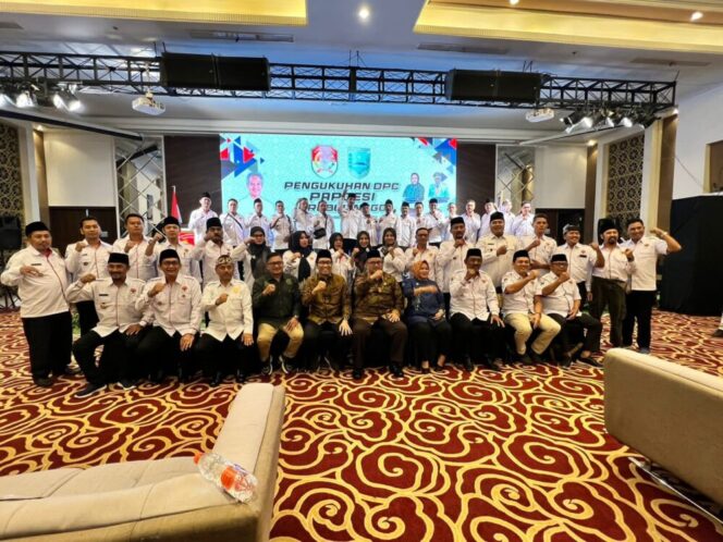 
					Saat foto bersama usai acara pengukuhan Papdesi Bersama H. Faisol Riza dan Timbul Prihanjoko. (Foto: SRI)