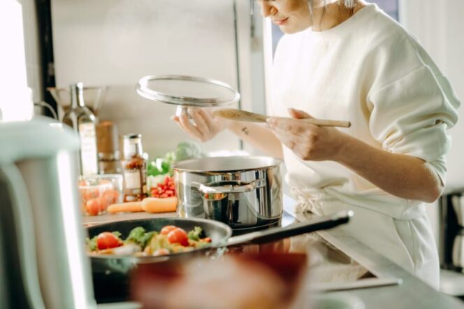 
					Mencicipi makanan saat melaksanakan puasa. (Foto: Freepik.com)