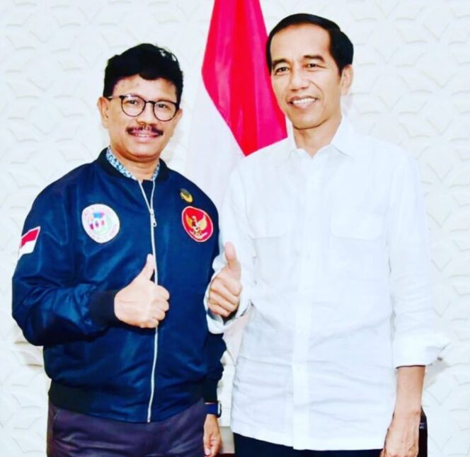 
					Menteri Komunikasi dan Informatika Johnny G. Plate saat berfoto bersama dengan Jokowi. (Foto: ig @johnnyplate)