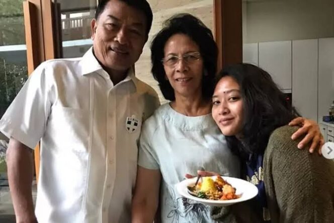 
					Keluarga Moeldoko saat foto bersama. (Foto: Ist/ilustrasi)