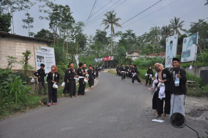 
					PSHT Ranting Tiris saat membagikan Takjil kepada setiap pelintas jalan. (Foto: SRI)