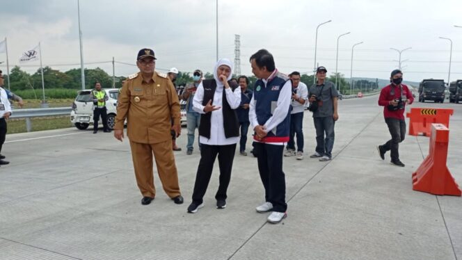 
					Bupati Probolinggo, Gubernur Jawa Timur Khofifah Indar Parawansa, Presiden Jokowi. (Foto: Kab. Probolinggo)