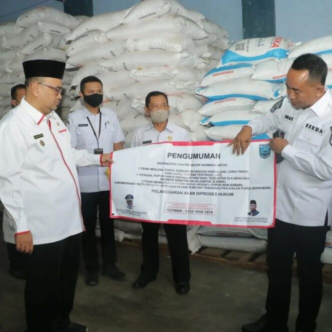 
					Satgas Bus Patas Pupuk Pemkab Kabupaten Probolinggo Bersama Wakil Bupati. (Foto: ist/pemkab Probolinggo)