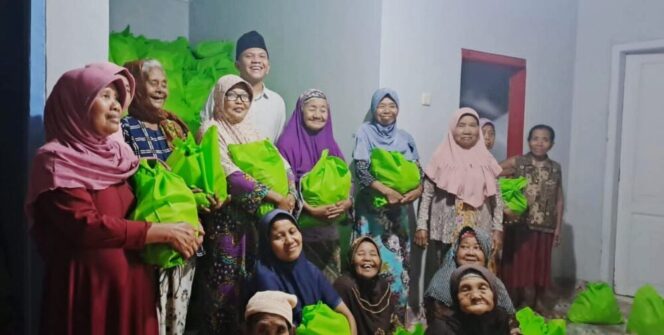 
					Penggagas Lacor Family Saat foto bersama dengan Para Janda dan Lansia saat pembagian Sembako. (Foto: SRI)