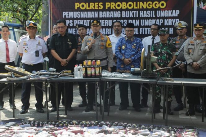 
					Kapolres Probolinggo jumpa press saat musnahkan ribuan botol minuman keras. (Foto: Ist/polres Probolinggo)