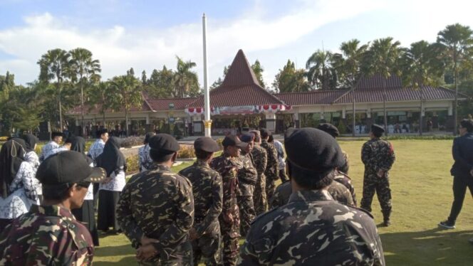 
					Saat mengikuti upacara Hari Kadi Kabupaten Probolinggo di Alun-alun Kota Kraksaan. (Foto: SRI)