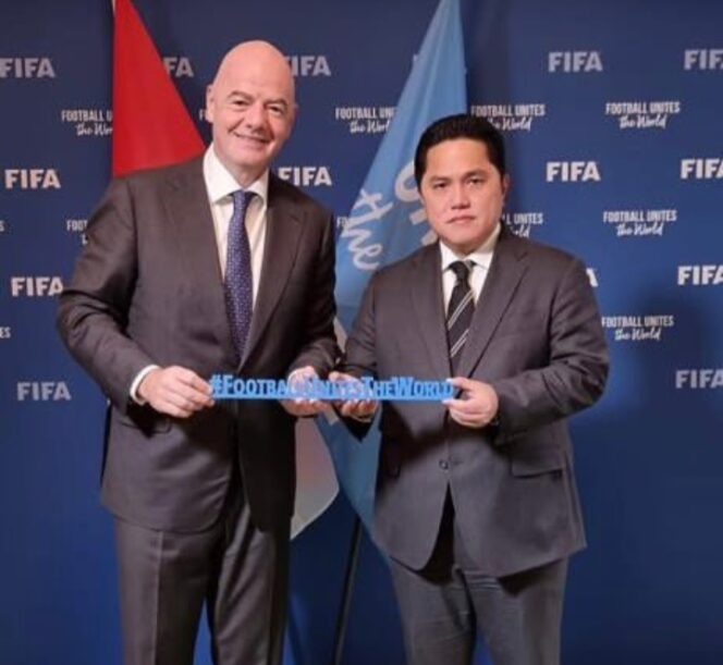 
					Ketua PSSI Erick Thohir saat foto bersama dengan pihak FIFA. (Foto: Ig @erickthohir)