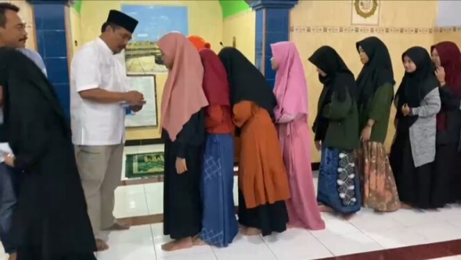 
					Resnarkoba Polres Kabupaten Probolinggo Saat membagikan Santunan ke anak yatim. (Foto: SRI)