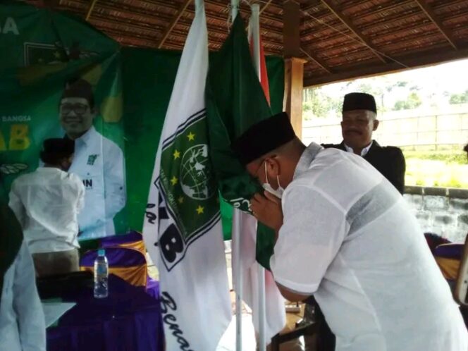 
					Mochammad Al Fatih saat mencium bendera Partai PKB. (Foto; SRI)