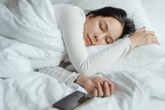 
					Posisi tidur saat sedang nyeri atau sakit. Foto: freepik.com