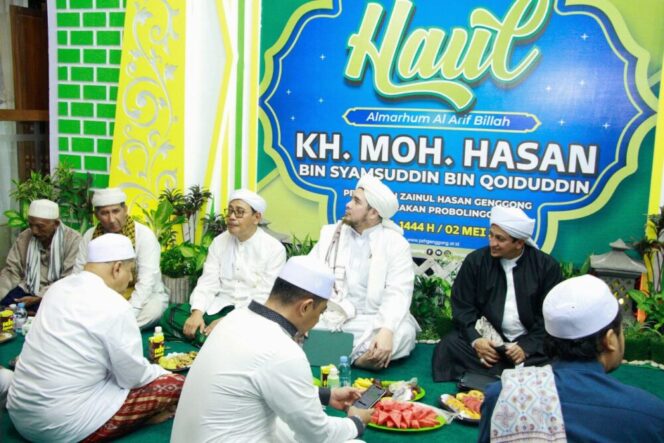 
					Kyai Mutawakkil Alallah saat bersama dengan Habib Jindan bin Novel Bin Salim Dari Jakarta . (Foto: Pompes Zainul Hasan Genggong)