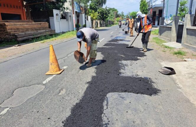 
					Saat jalan di kabupaten Probolinggo di perbaiki. (Foto: istimewa)