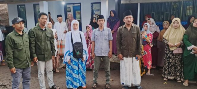 
					Ibu Eni Nuraika saat foto bersama dengan Tim Relawan H. Faisol Riza saat berangkat Umroh. (Foto: SRI)