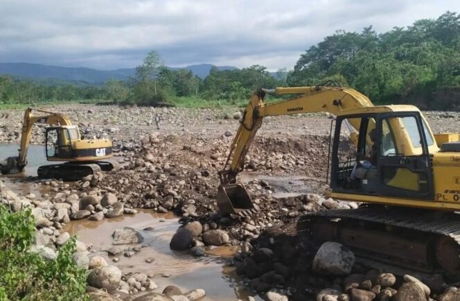 
					Pembangunan Pengarah Arus Dan Pembuatan TPT saat beroperasi. (Foto: istimewa)