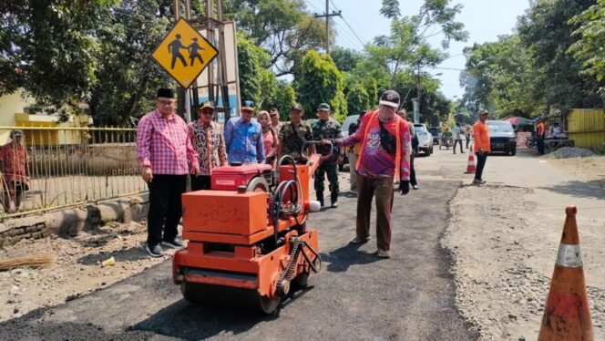 
					Saat melakukan perbaikan jalan yang rusak. (Foto; Istimewa)