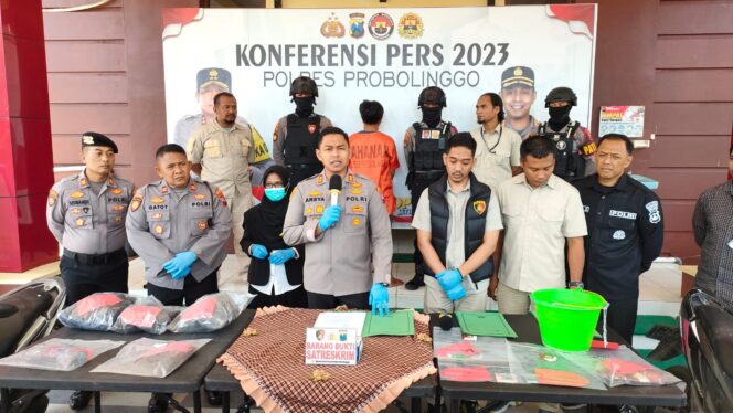 
					Kapolres Probolinggo AKBP Teuku Arsya Khadafi saat Jumpa Pers, Selasa (30/05/2023). Foto: Istimewa