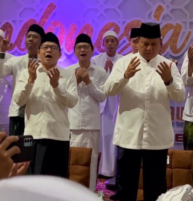 
					Muhaimin dan Prabowo Subianto saat do'a bersama di acara do'a untuk bangsa. (Foto; ig @cakiminow)