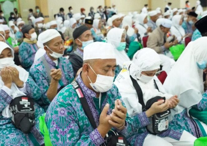 
					Jemaah haji saay berdo'a bersama di posko pemberangkatan jemaah. (Foto; Kemenag)