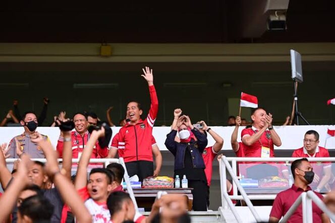 
					Presiden Jokowi saat melihat pertandingan timnas Indonesia. (Foto: Sekretariat Kabinet RI)