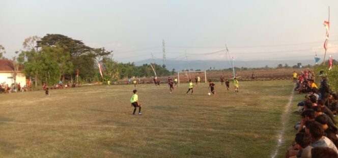 
					Saat pertandingan sepak bola bermain. (Foto; SRI)