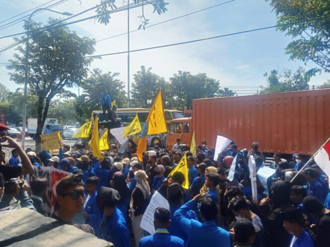 
					Pc PMII Kabupaten Probolinggo saat aksi di depan Gedung Bupati. (Foto; SRI)