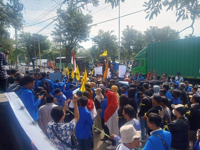 
					Poster yang berisi Plt Timbul dan Sekda Ugas yang menjadi polemik, membuat Ketua PC PMII Probolinggo di polisikan. (Foto: Ist/Suararakyatindo)