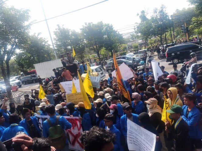 
					Saat Mahasiswa Menggelar Aksi di Depan Gedung Bupati Probolinggo. (Foto; SRI)