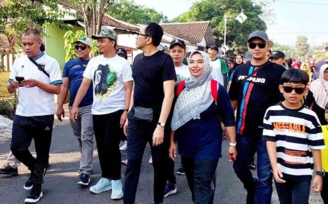 
					H. Faisol Riza Saat jalan sehat dengan masyarakat Kabupaten Probolinggo. (Foto; SRI)