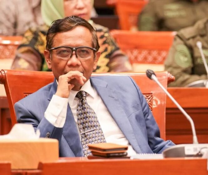 
					Mahfud Md saat mengikuti rapat. (Foto: ig @mohmahfudmd)