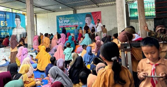 
					Ketua Komisi VI DPR RI Faisol Riza berikan bantuan PIP kepada Ratusan siswi Sekolah Dasar (SD) di Probolinggo, Jum'at (16/6/2023). Foto : Istimewa