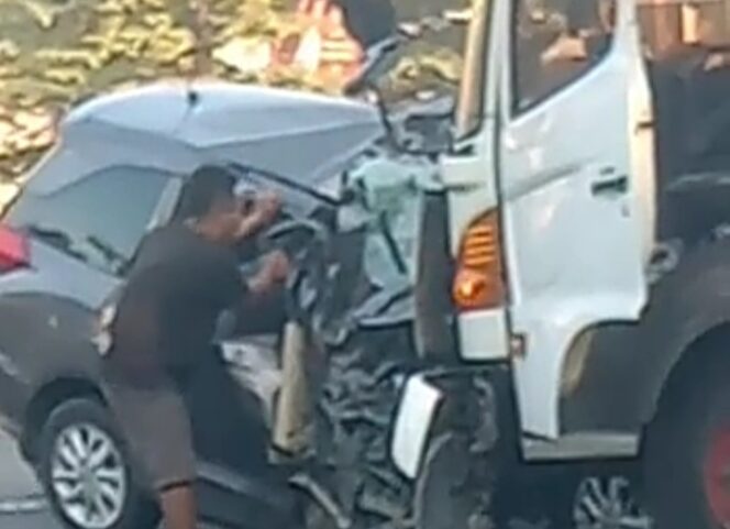 
					Kecelakaan minibus Mobilio dengan Truk Kontainer mengakibatkan pengemudi Mobilio tewas di lokasi. (Foto: Screenshot Video warga) 