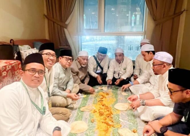 
					Muhaimin Iskandar saat bertemu kyai di tanah suci Makkah. (Foto; ig @cakiminow)