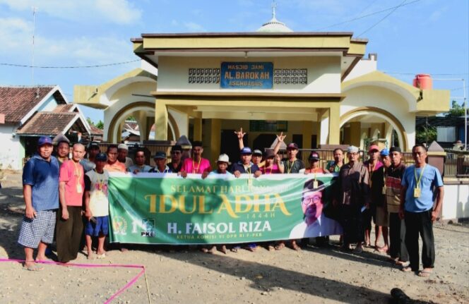 
					Penyerahan Hewan Qurban yang diberikan oleh Faisol Riza Kepada masyarakat Probolinggo-Pasuruan. (Foto; SRI)