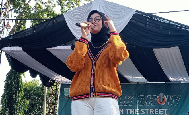 
					Salma Salsabil menghibur fans Salmine dari berbagai daerah pada Minggu (11/06/2023) pagi di Alun-alun Kota Probolinggo. Foto: ist/Salmasalsabil