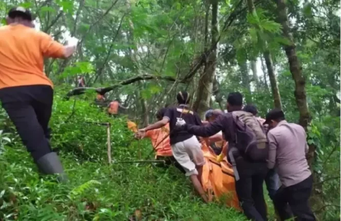 
					Mayat Mahasiswi Universitas Surabaya yang dibuang ke jurang, di Pacet, Mojokerto pada Rabu (07/06/2023). Foto: Antara
