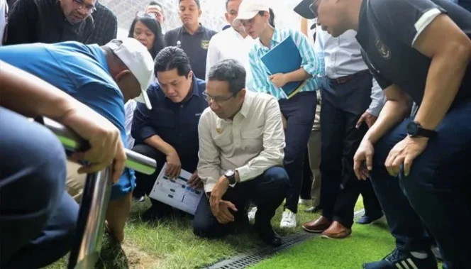 
					Ketua Umum PSSI, Erick Thohir saat memeriksa lapangan Jakarta International Stadium (JIS). Foto: PSSI