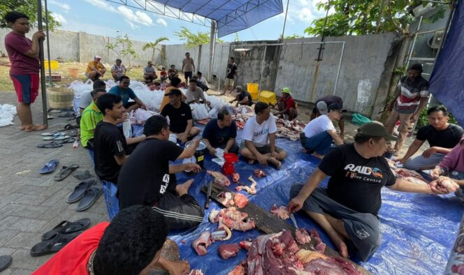
					Suasana pembagian daging kurban di Perumahan Tiara Residence Kraksaan. Foto: Istimewa.