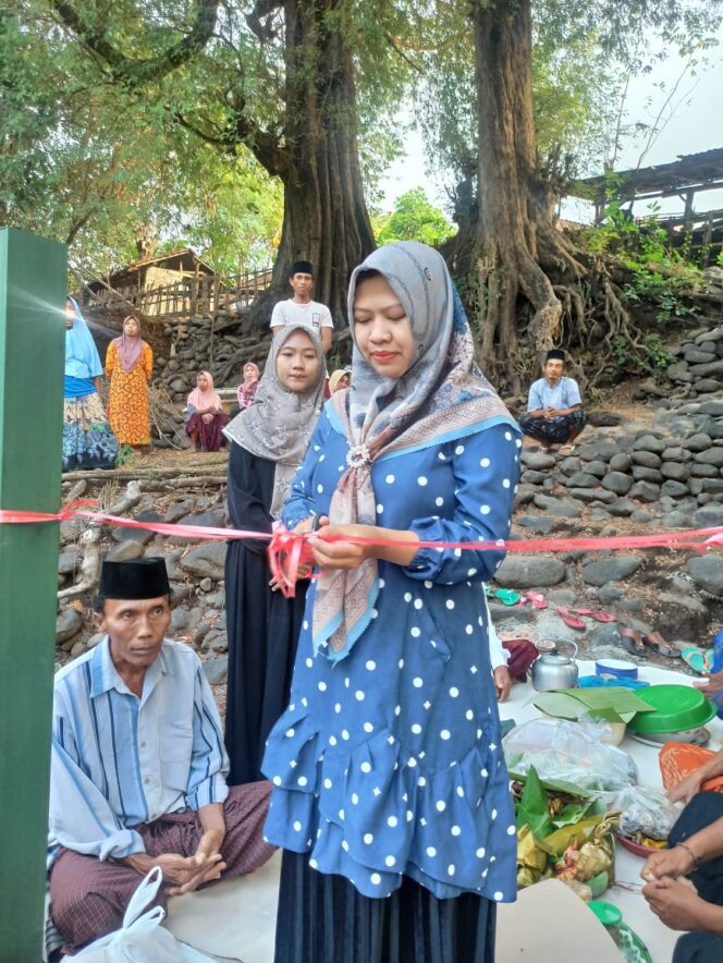 
					Kepala Desa Sambirampak Lor Saat Meresmikan Jembatan Penghubung Antar Desa. (Foto; SRI)